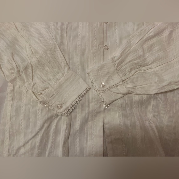 White shirt - Picture 4 of 9